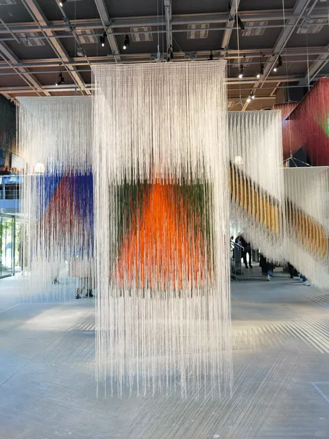 🎨 Paris Exhibition | Chasing Light and Shadow in the Stacks of Yarn