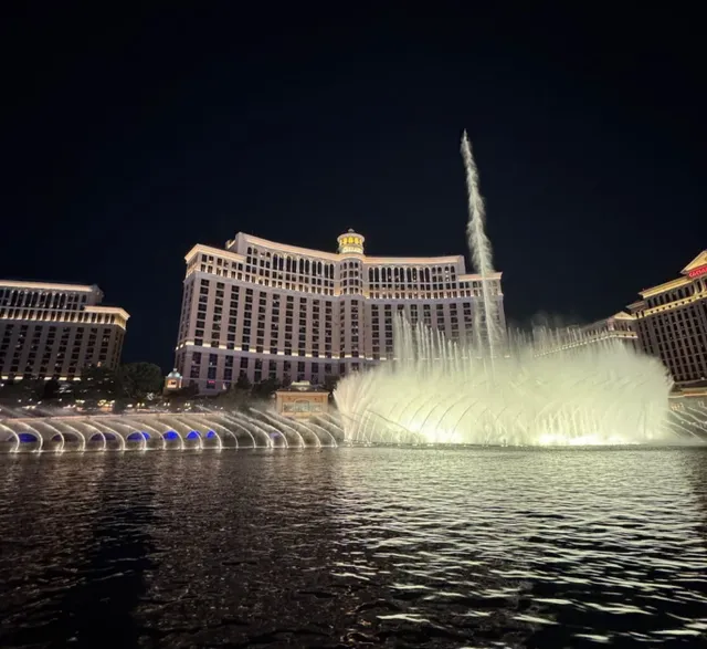 Las Vegas 3-Day Power Walk: Glamour & Canyons! 🌵