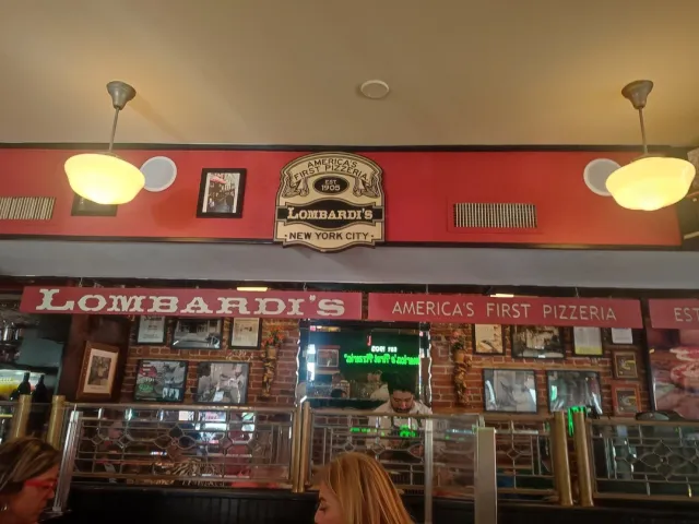 🍕 Lombardi's – The Legendary NYC Pizzeria! 🇺🇸✨