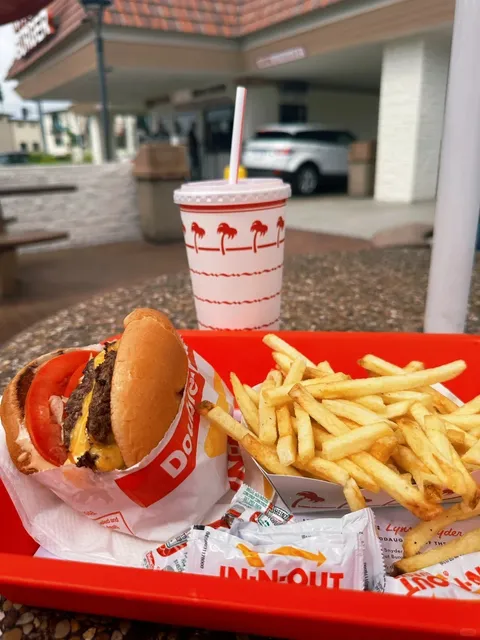 The Burger Every Californian Knows 🍔 | LA Food Love