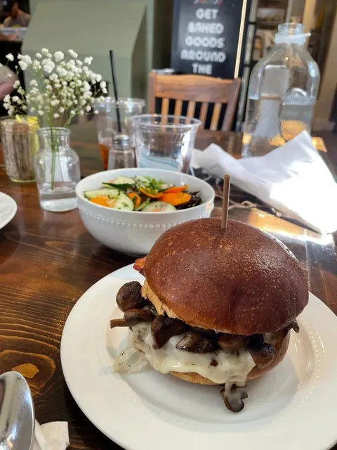 ATL's Cozy & Dog-Friendly Brunch Spot | Gracious Plenty 🍳🐶