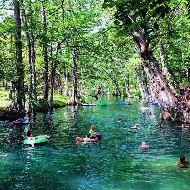🌊 Austin’s Divine Swimming Spots: A Summer Escape 💦🏝（1）