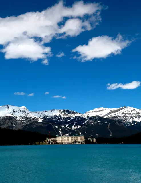 🏔️Lake Louise: Canada’s Emerald Jewel in the Rockies