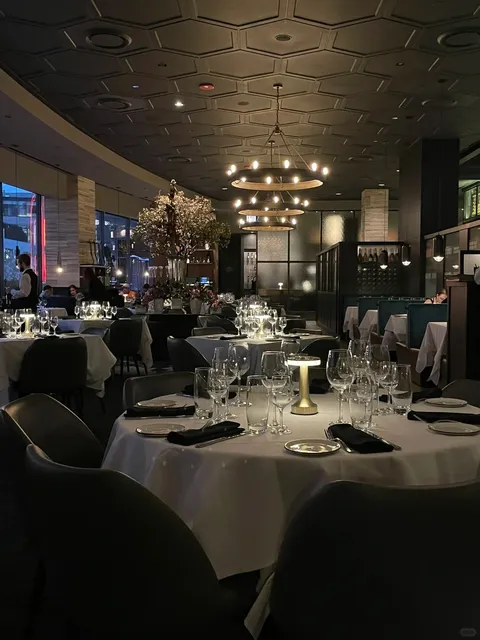 Esquire — Visiting Chef’s Limited-Time Seafood Menu 🦀