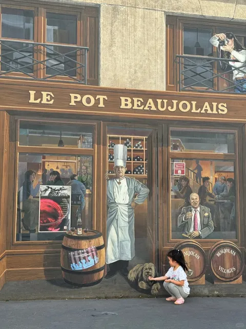 🇫🇷 Lyon's Murals: Where the City Comes Alive on Walls! 🎨✨