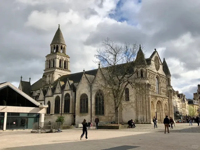 🇫🇷 Snapshots of French Provincial Life: Discovering Poitiers