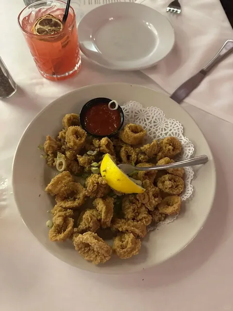 Baltimore’s Seafood Gem: Fresh Crab Cakes, Crispy Calamari & More 🦞🍴