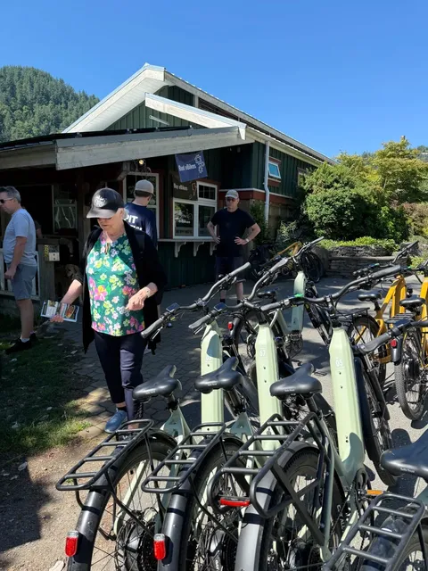 🇨🇦 ​​Bowen Island Escape: E-Bike Adventure Under the Sun!​​ ☀️🚴