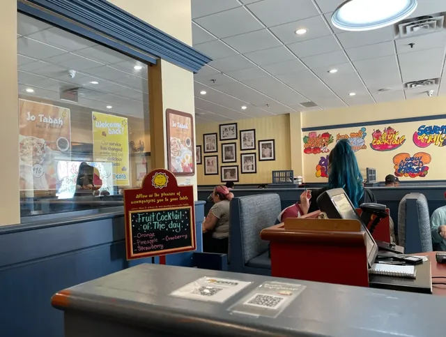 Cora’s Breakfast & Lunch | Ottawa’s Brunch Classic ☀️