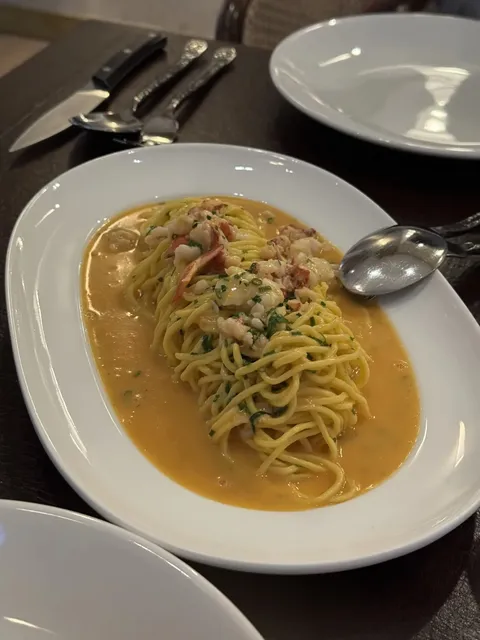 The lobster pasta at this Italian restaurant in Toronto is so good 🤤