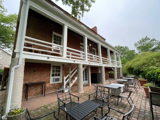 🏛️ A Comfortable Stay in a Charming Historic Building! 🍇