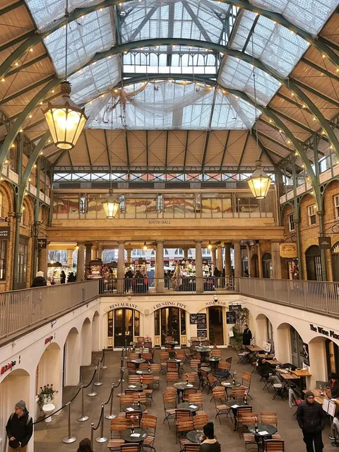 London | Watching Street Acrobatics at Covent Garden Market
