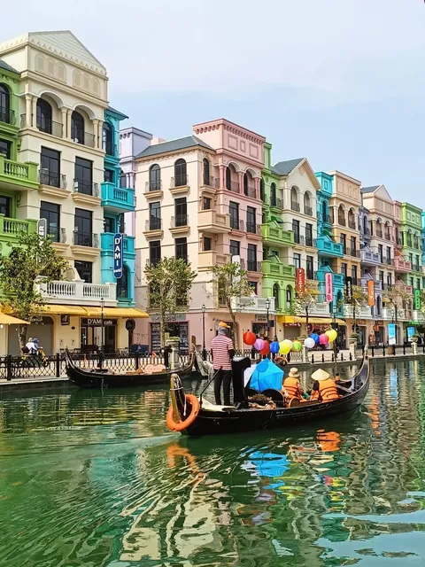 Vietnam Travel Guide: Discovering Vietnam's Own "Venice" 🚣‍♂️