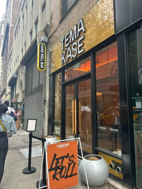 🍣 Delicious Hand Rolls Made with Super Fresh Fish!