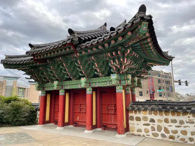 The H.U. Lee International Gate & Garden in Little Rock