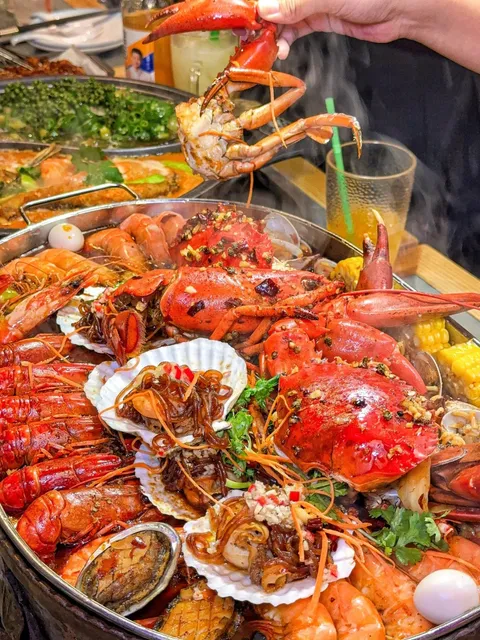 In Singapore, it's really hard to lose weight, the seafood feast with lobster is just too tempting.