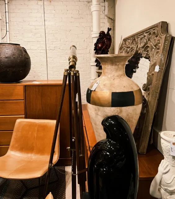 Boston Treasure Hunt 💍 Five store levels of vintage second-hand store
