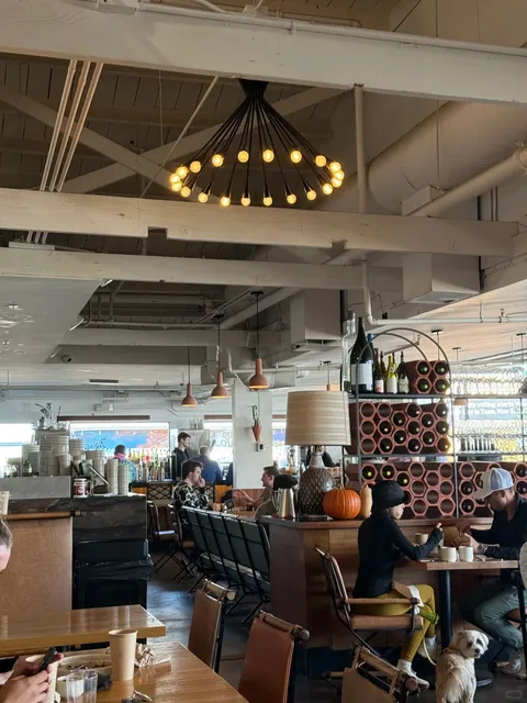 AZ Store Visit: A Stylish Brunch Spot in a Vintage Shop 🍑