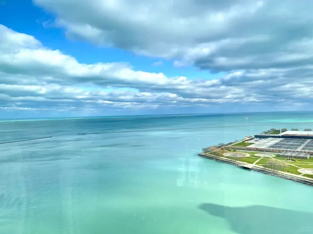 🩵 Chicago Diaries: The Blue of Lake Michigan 🌊✨