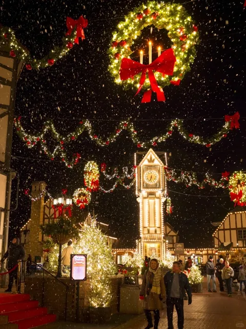 Virginia’s Busch Garden Christmas Town Opens 🎄 The Largest Light Show