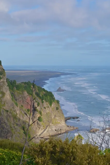 🇳🇿 Piha Beach Day Trip Guide | Cliffside Hikes & Epic Sunsets 🌊🌅