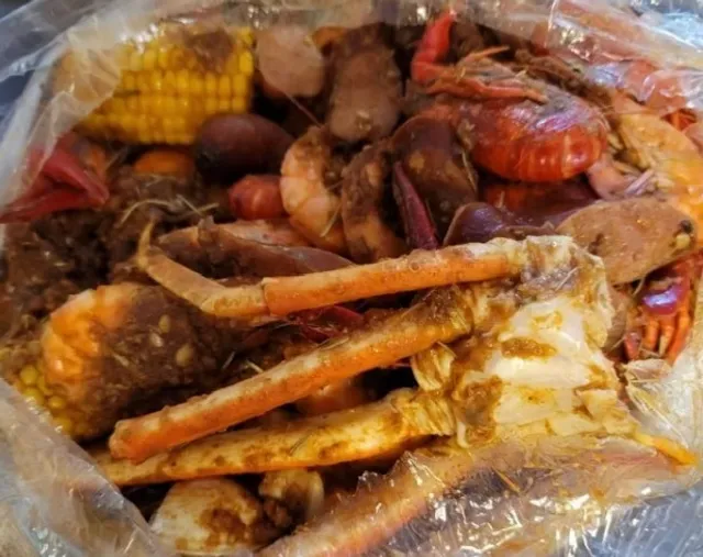 🦞 Lee's Seafood Boil | The Ultimate Hands-On Feast in Cleveland