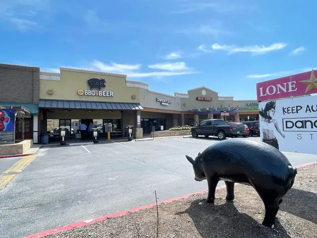 Slab BBQ & Beer: Austin’s Quirky BBQ Bowl Adventure! 🌴🥩