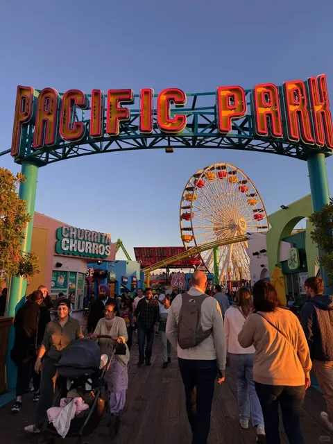 Santa Monica｜Picture-Perfect Views at the Sunset Ferris Wheel