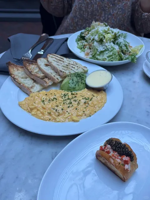 Chicago’s Prettiest Brunch ⛲️🥑 | Winter Sunroom with Gorgeous Food