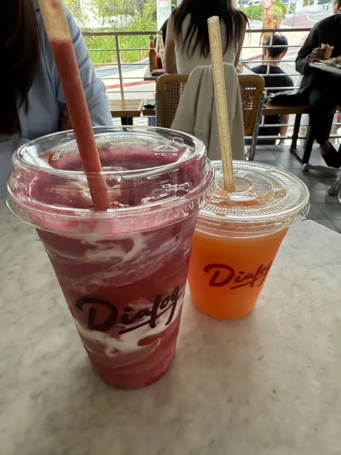 Dialog Café: A Hollywood Brunch Spot with Style & Flavor! 🥞☕️