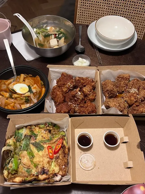 🍗 Why Isn't Anyone Eating at This Delicious Fried Chicken Shop?