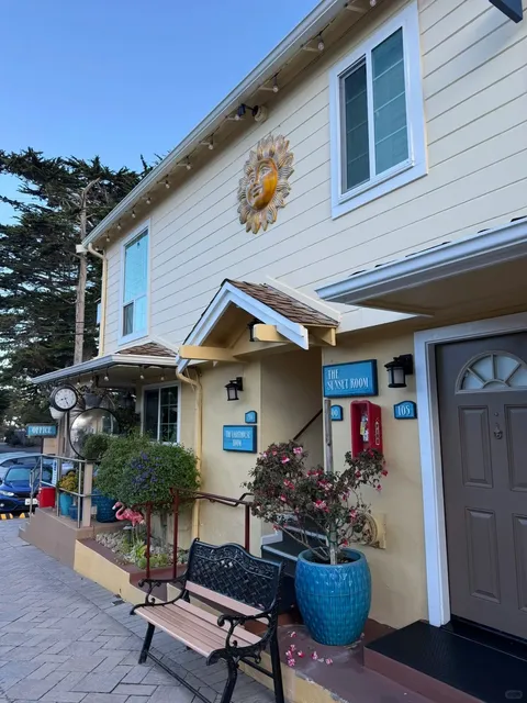 🏠 A Small & Charming Inn in Monterey