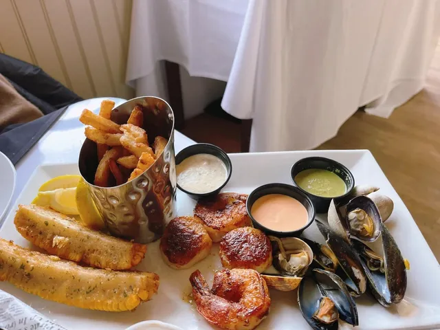 Let Me See 👀 Which Restaurant Still Has a Long Line at 2 PM on a Week