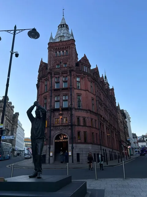 🇬🇧 Nottingham’s Queen Street is SO photogenic 👣📸