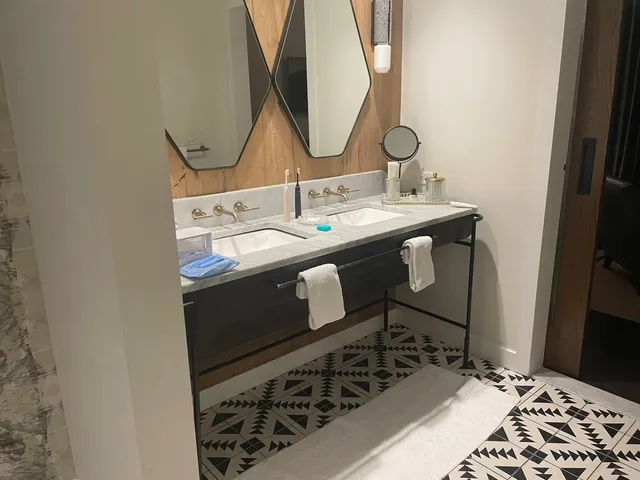 🏨 Thompson Nashville Hotel Stay Experience