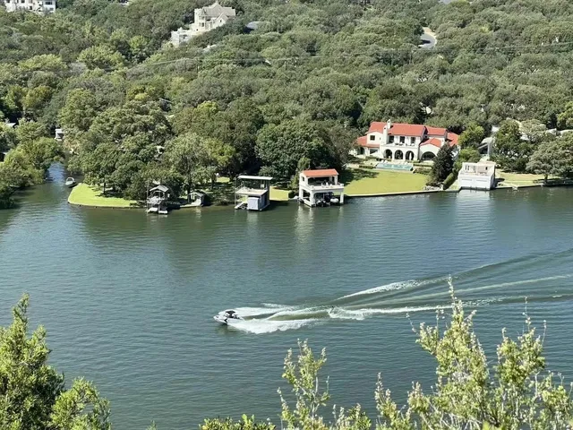 🌄 Experience Natural Beauty at Mt Bonnell 🌳