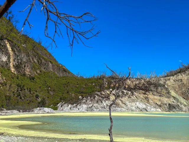 🇮🇩 Bandung’s Otherworldly Volcanic Lake: Kawah Putih