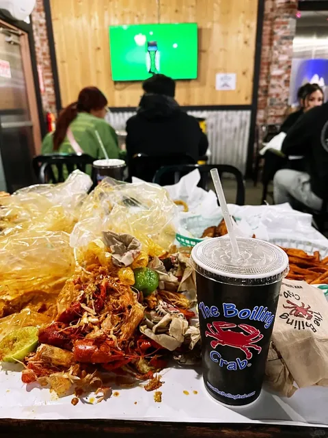 At This Seafood Restaurant, No One’s On Their Phone 