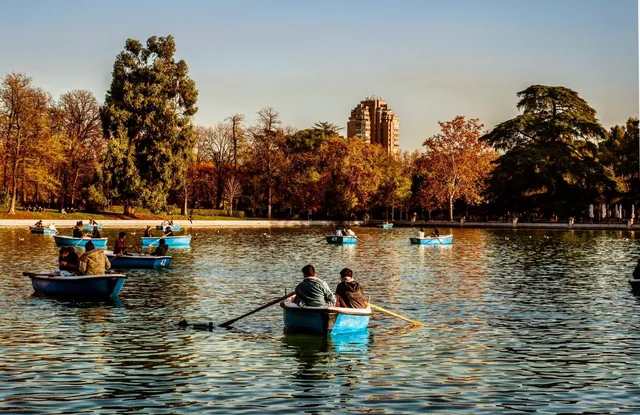 You really should experience the autumn in Retiro Park🍂