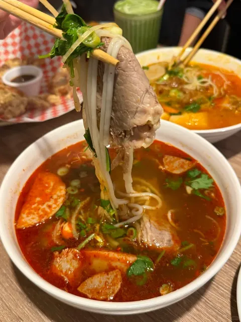 🇺🇸 Los Angeles | Who can resist a $16.99 bowl of pho?! 😱