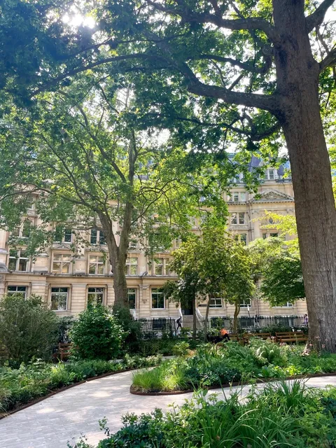 🇬🇧 The Only Picnic Spot in London's Financial District 🧺🌳