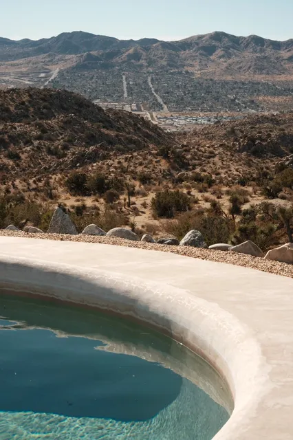 Yucca Valley 🏜️ A Swimming Pool in the California Desert! 🌊
