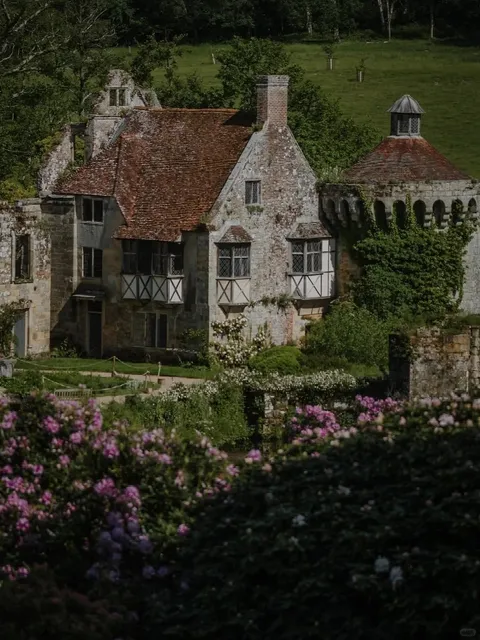 🇬🇧 ​​This UK Castle Just Leveled Up in Fairytale Charm​​
