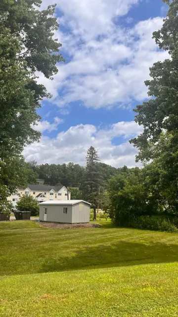  New Hampshire – Where Every Street Tells a Story! 🚶‍♀️🍂✨
