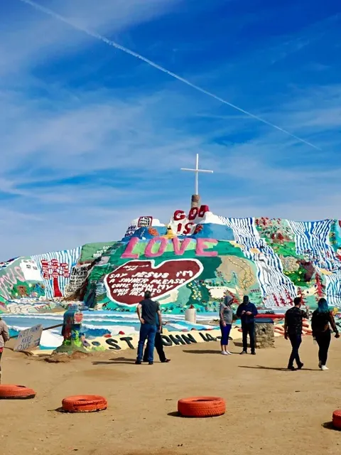 🇺🇸 Salvation Mountain: A Fairytale in the California Desert