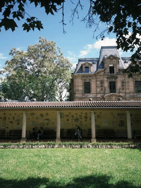 A Tiny Sculpture-Filled Garden in Stuttgart 🐾
