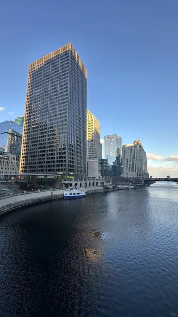 Chicago’s Must-Do Trio: Riverwalk, Magnificent Mile & 360° Sky Views! 