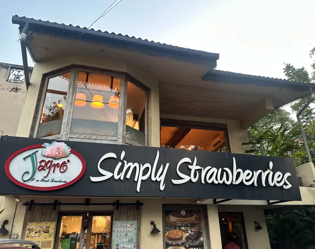 COLOMBO MUST-DO: Dive into a Pink Strawberry Nirvana! 🍓