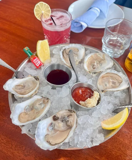 🌊 ReelHouse Oyster Bar – Seaport’s Best Waterfront Bites & Sips! 🦪  