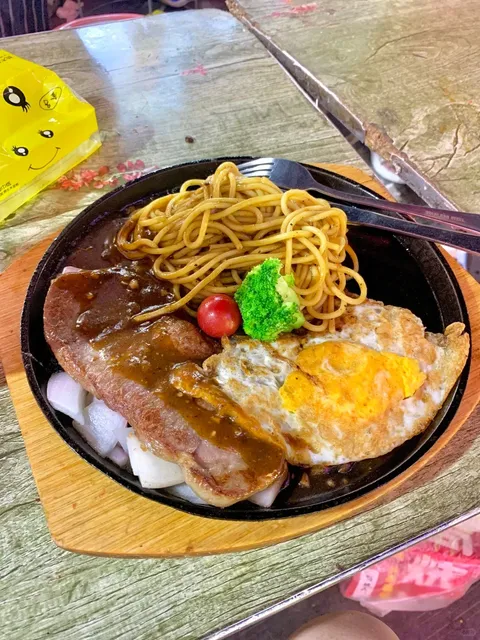 🇪🇸 Sizzling Iron Plate Steak Spotted in Madrid! 🥩